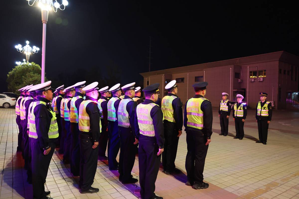 交警 貨運(yùn)企業(yè)交警 貨運(yùn)企業(yè)開展安全大檢查