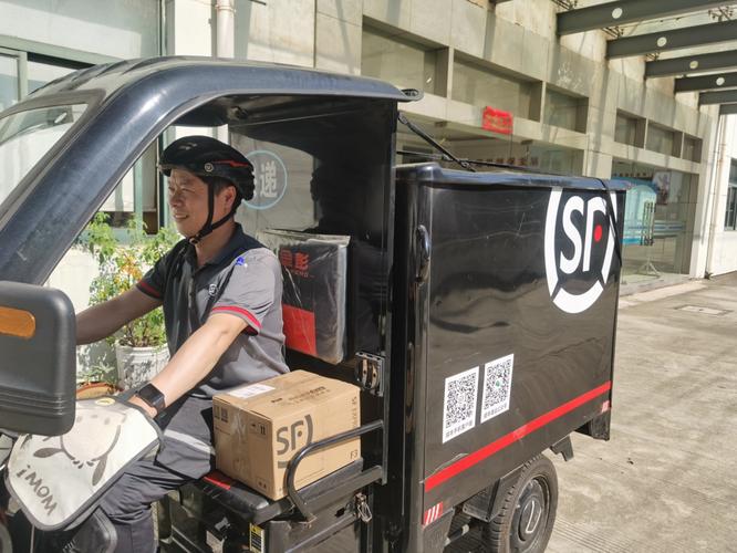 工廠貨運(yùn)小哥工廠貨運(yùn)小哥圖片