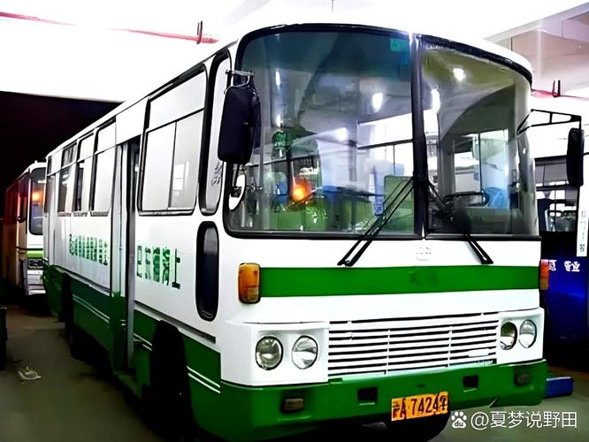 大型貨運(yùn)客車大型貨運(yùn)客車圖片