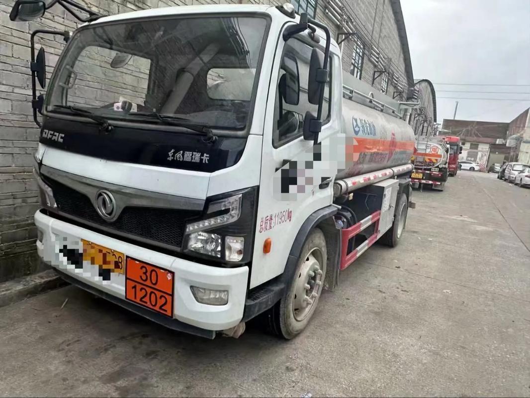 危險(xiǎn)貨運(yùn)罐車危險(xiǎn)貨運(yùn)罐車圖片