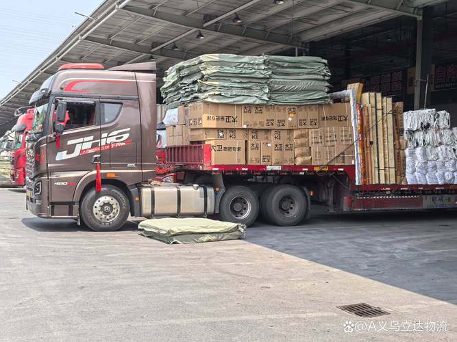 繁忙貨運(yùn)場形容貨運(yùn)繁忙樣子